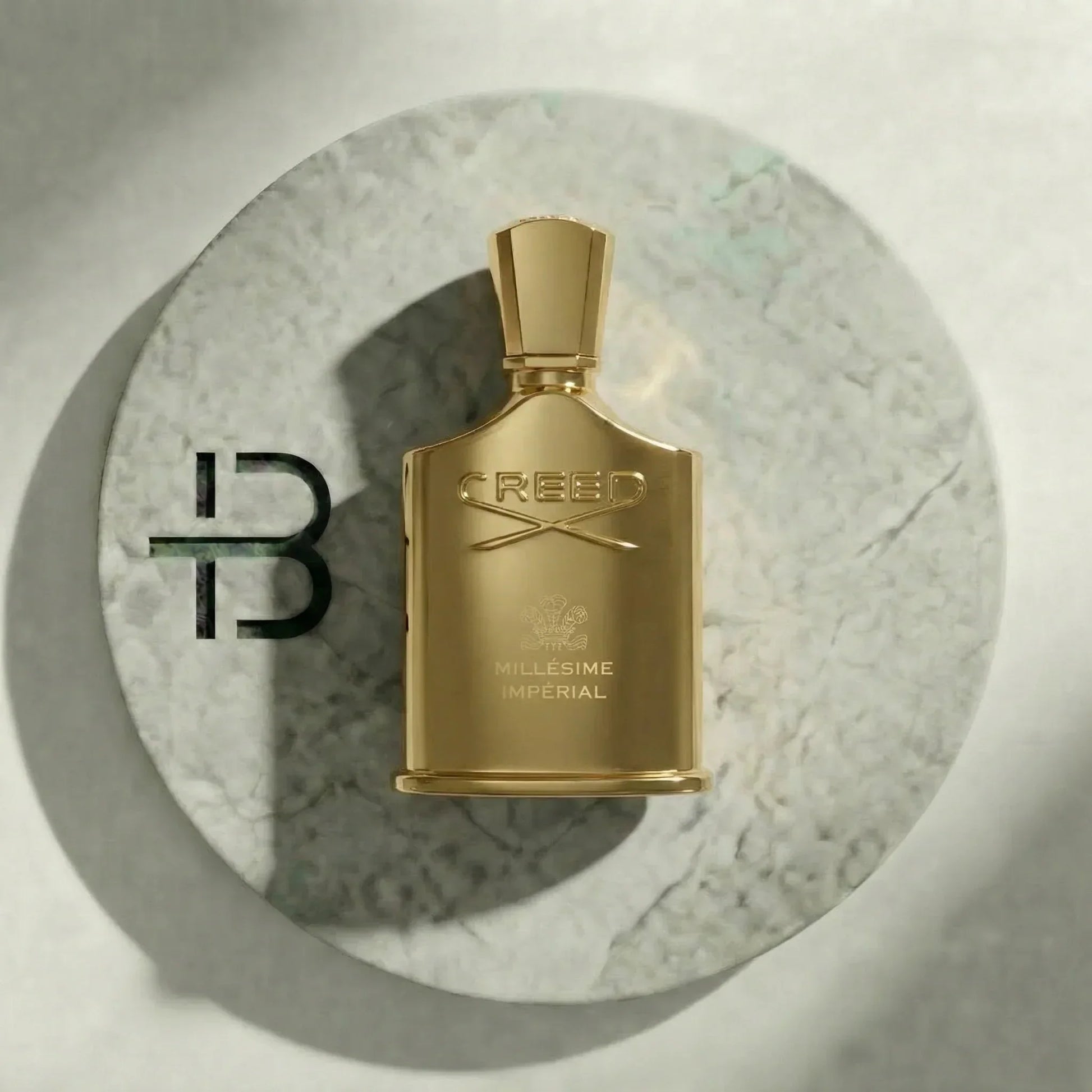 Luxuriöses Parfumflakon in Gold auf rundem Marmoruntergrund, elegantes Duftdesign