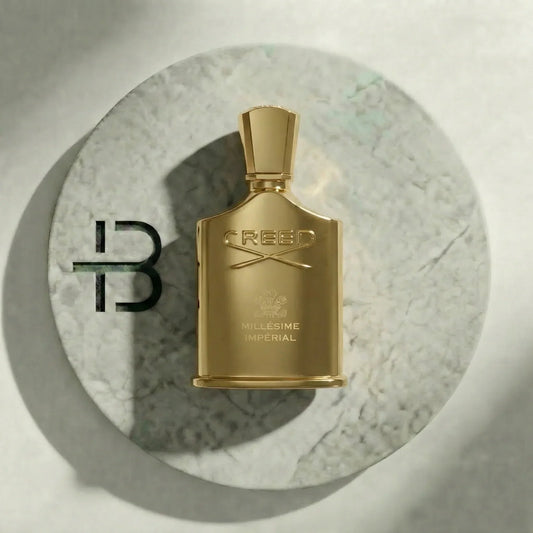 Luxuriöses Parfumflakon in Gold auf rundem Marmoruntergrund, elegantes Duftdesign