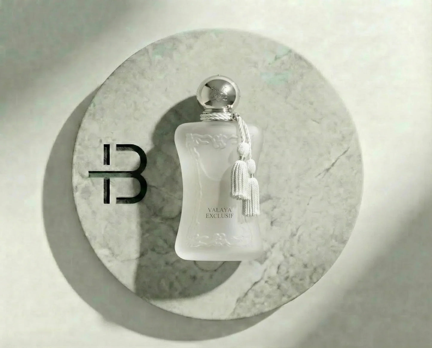 Luxusparfum VALAYA EXCLUSIF in elegantem, mattem Flakon mit silbernem Verschluss auf Marmorplatte