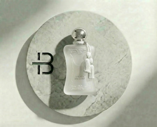 Luxusparfum VALAYA EXCLUSIF in elegantem, mattem Flakon mit silbernem Verschluss auf Marmorplatte
