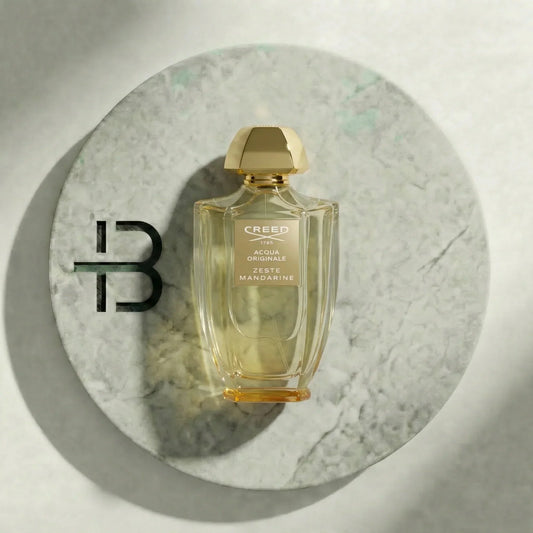 Luxusparfum Flakon mit goldfarbenem Verschluss auf rundem Marmortablett, edles Design