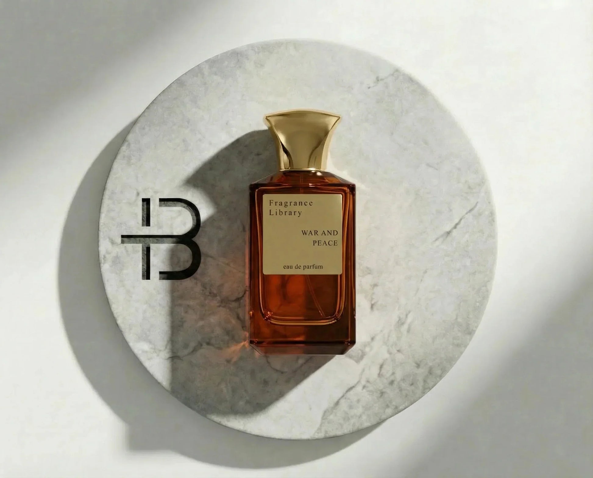 Luxus Parfumflakon mit goldenem Verschluss auf Marmorplatte, Duft War and Peace