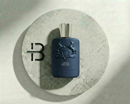 Luxuriöses Parfum Layton Exclusif in dunkelblauer Flasche auf rundem Steintablett