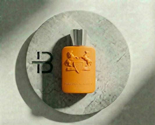 Luxus Parfumflakon in Orange auf rundem Marmor-Untergrund, elegantes Design, exklusives Duftprodukt