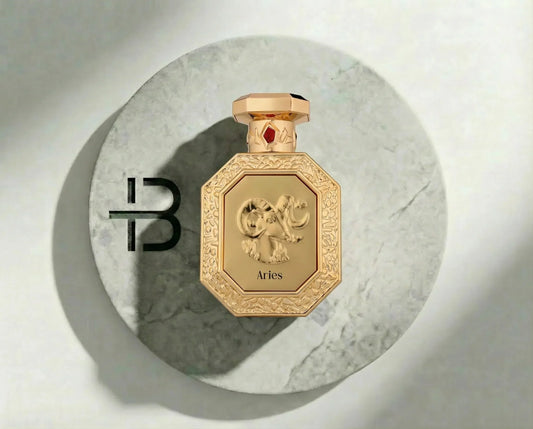 Luxuriöses Parfumflakon Aries gold auf rundem Marmortablett, elegantes Design