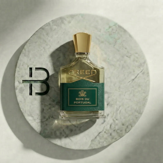 Luxusparfum-Flakon Bois du Portugal auf rundem Marmortablett, goldener Verschluss