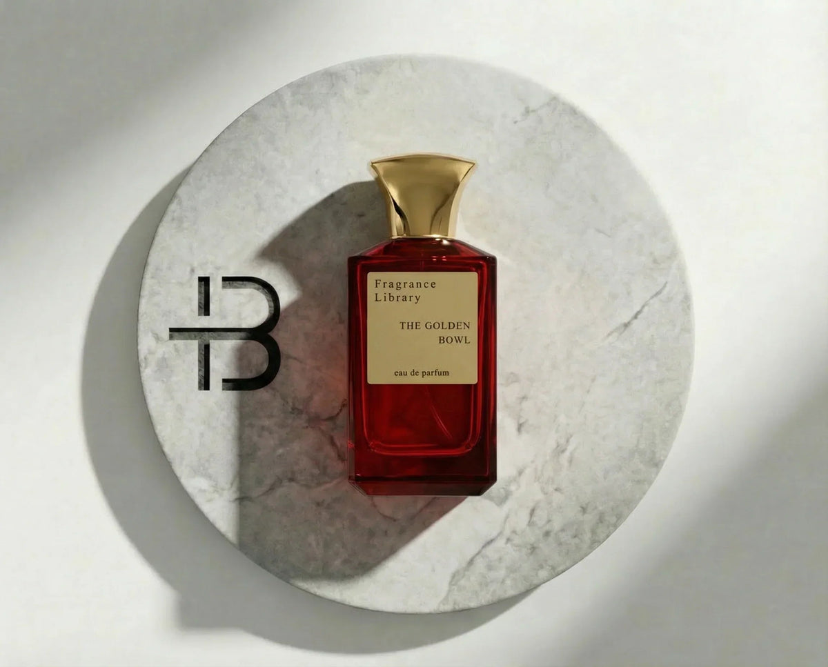 Roter Flakon von Fragrance Library The Golden Bowl Eau de Parfum auf weißem Marmorteller.