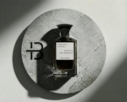 Luxus Parfumflakon Heart of the Darkness auf rundem Steinteller, minimalistisches Design