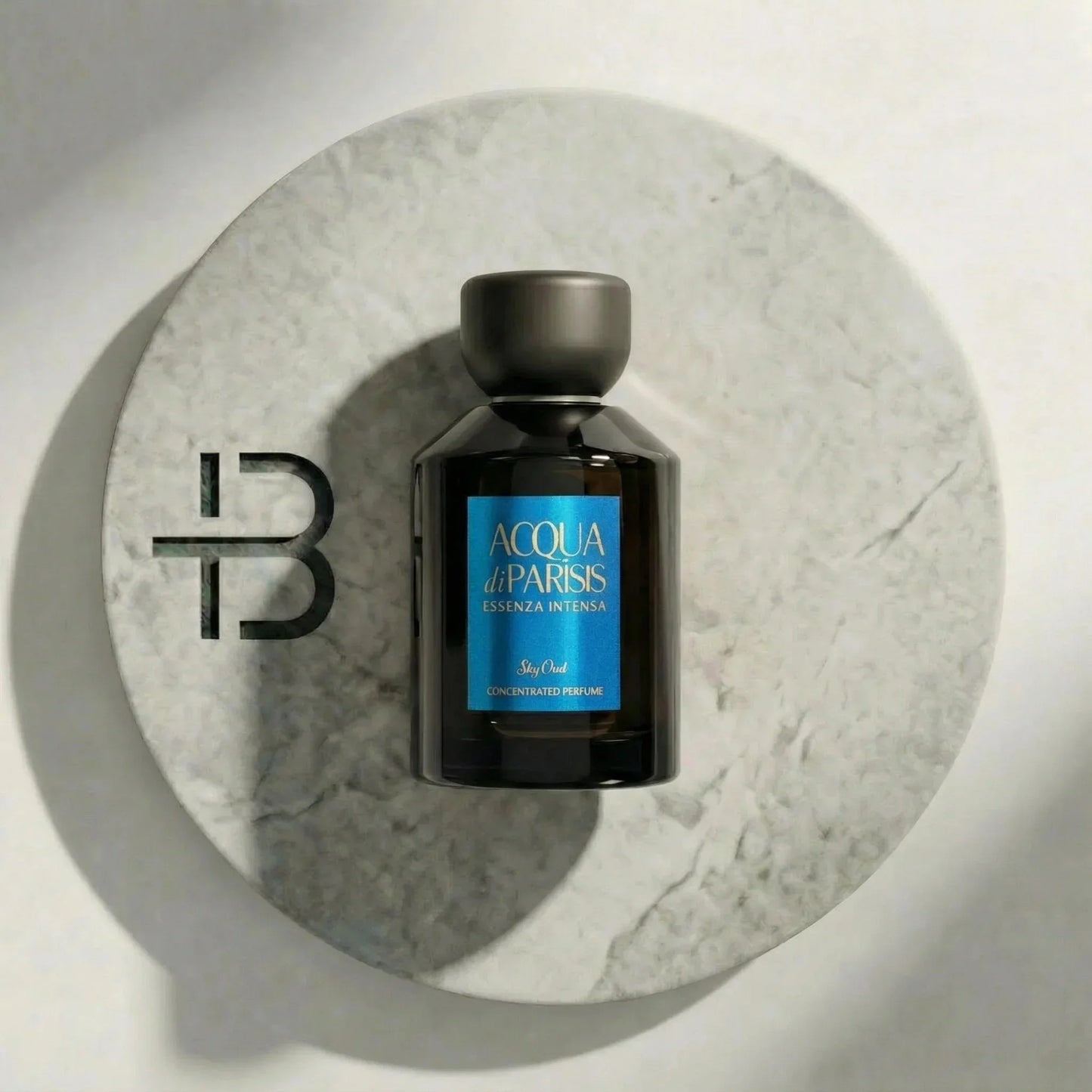 Luxusparfum Flakon Acqua di Parisis Essenza Intensa auf Marmorplatte, Unisex Duft