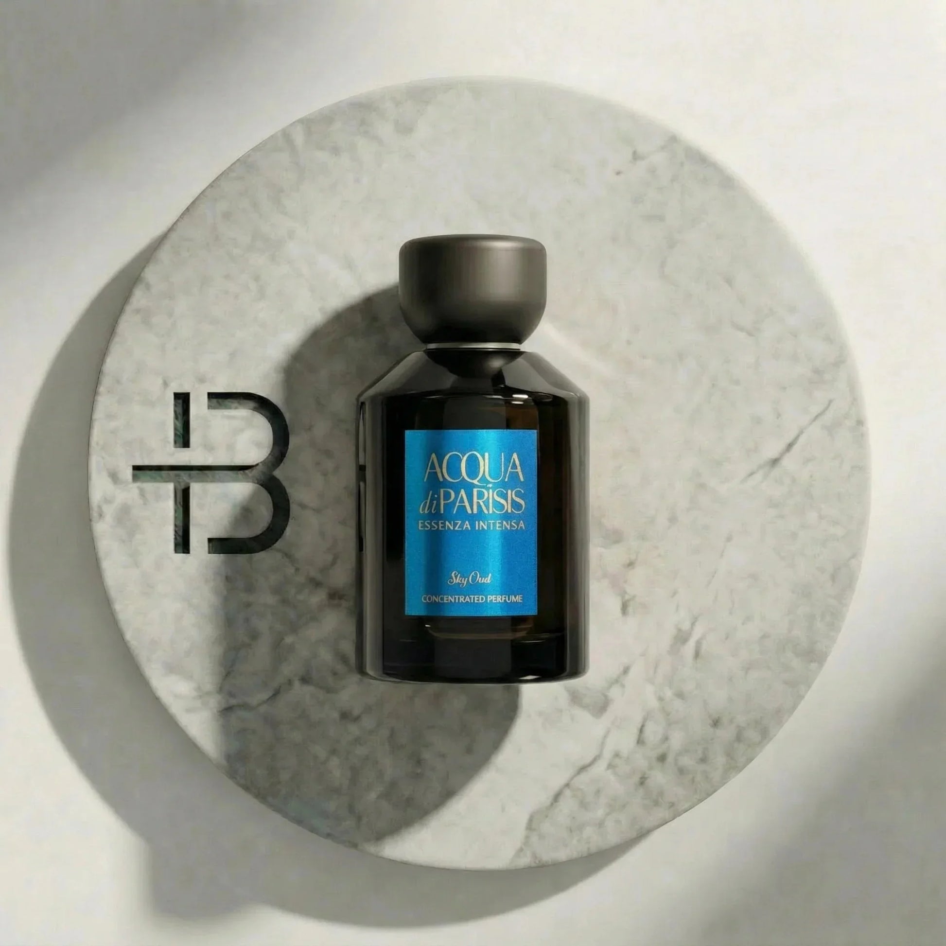 Luxusparfum Flakon Acqua di Parisis Essenza Intensa auf Marmorplatte, Unisex Duft