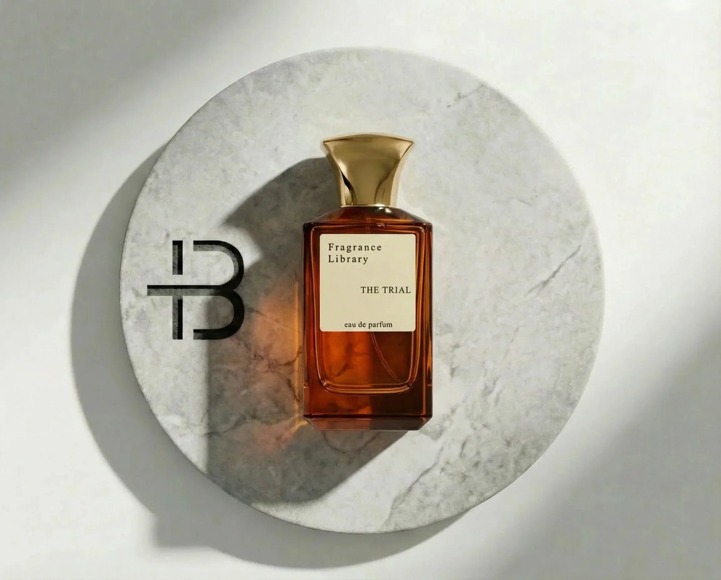 Edles Parfum Flakon Fragrance Library The Trial mit goldener Kappe auf Marmorplatte, luxuriöses Damen- oder Herrenduft