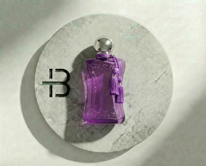 Luxusparfum in eleganter lila Flasche mit silbernem Verschluss auf Marmorplatte