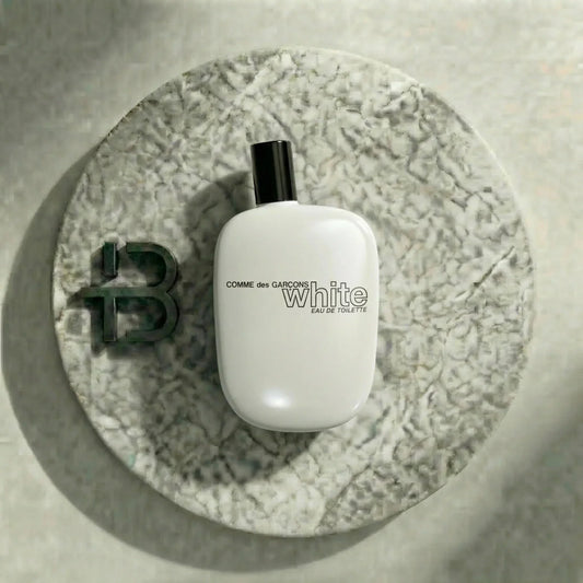 Weiße Comme des Garçons White Eau de Toilette Parfumflasche auf rundem Marmor-Tablett