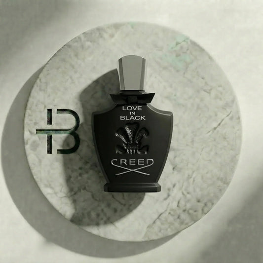 Schwarzer Luxusparfum-Flakon Creed Love in Black auf rundem Marmorsockel