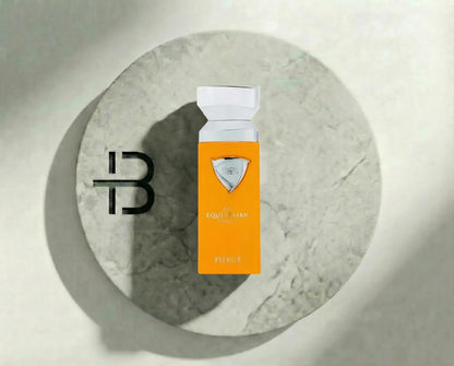 Luxusparfumflasche mit orangem Etikett auf rundem Marmortablett, Duftserie Equestrian