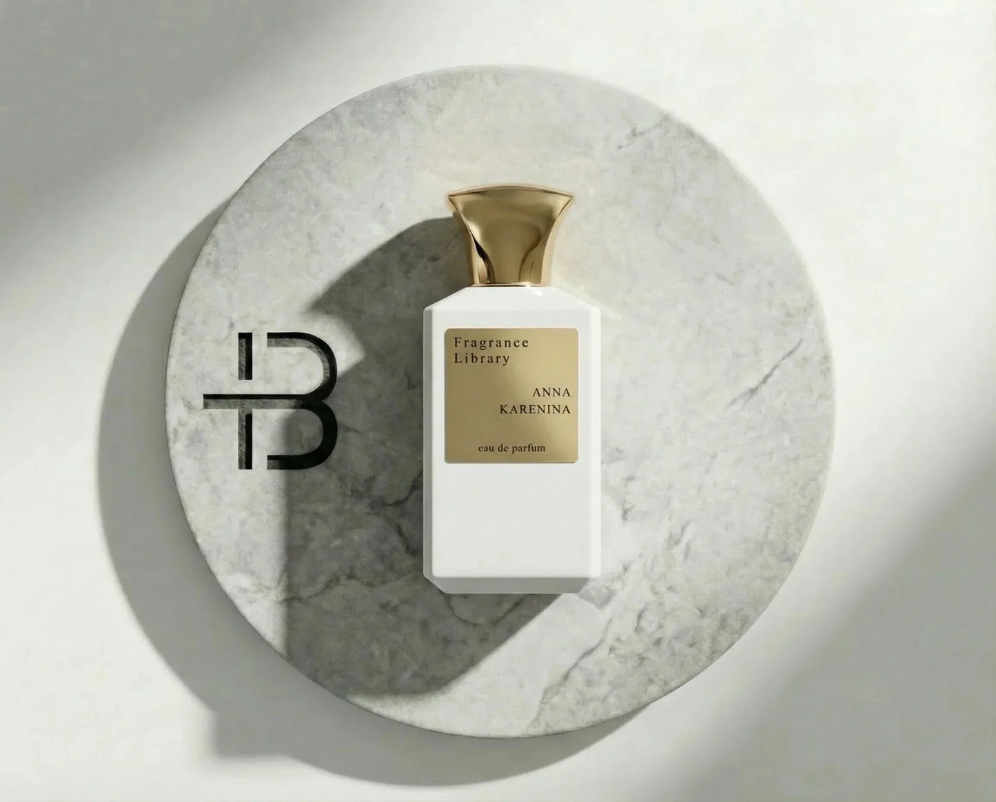 Luxusparfum Flakon mit goldener Kappe auf rundem Marmorsockel, modernes Design