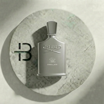 Silbernes Creed Himalaya Parfumflakon für Herren auf rundem Marmortablett, edles Luxusparfum