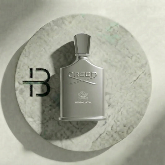 Silbernes Creed Himalaya Parfumflakon für Herren auf rundem Marmortablett, edles Luxusparfum
