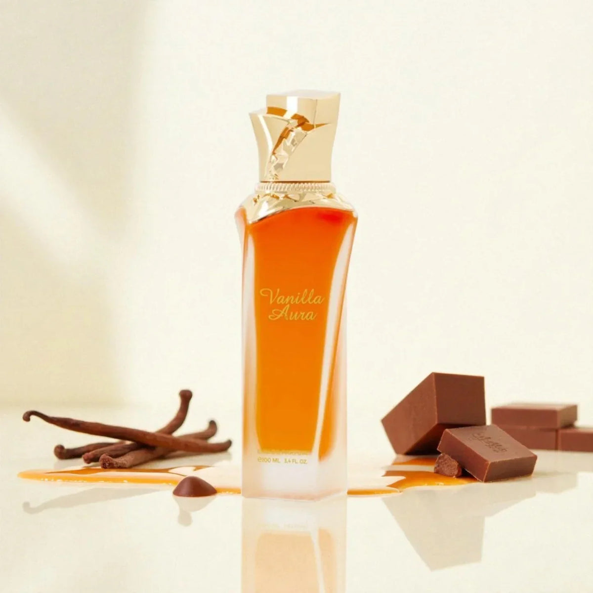 Luxusparfum Vanilla Aura EDP 100ml mit Vanilleschoten und Schokoladenstücken dekoriert