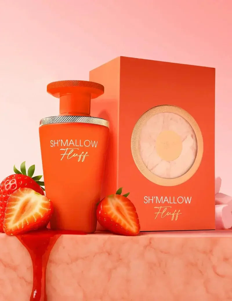 Luxusparfum Flakon und Verpackung in Orange, frische Erdbeeren, rosa Hintergrund, Gourmet-Duft