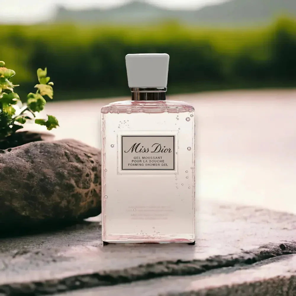 Miss Dior Duschgel Flakon auf Stein, luxuriöses Duschgel für Damen im Freien platziert