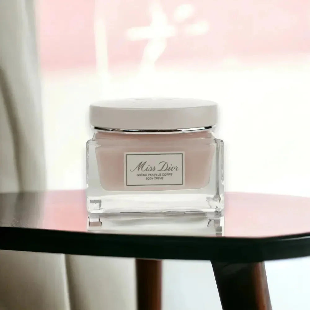 Miss Dior Körpercreme im eleganten Glasbehälter auf einem Tisch, luxuriöse Pflegecreme