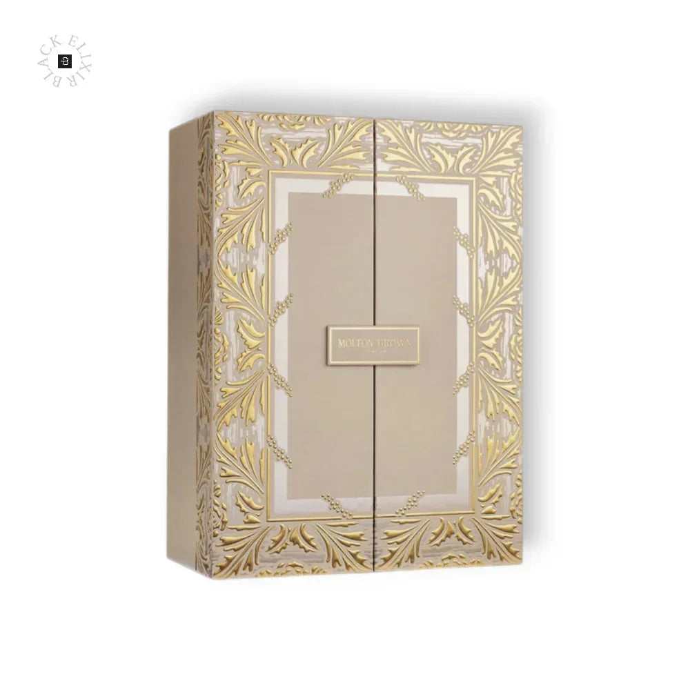 Beiger Adventskalender mit goldenen, dekorativen Details und zentralem Schild, freigestellt