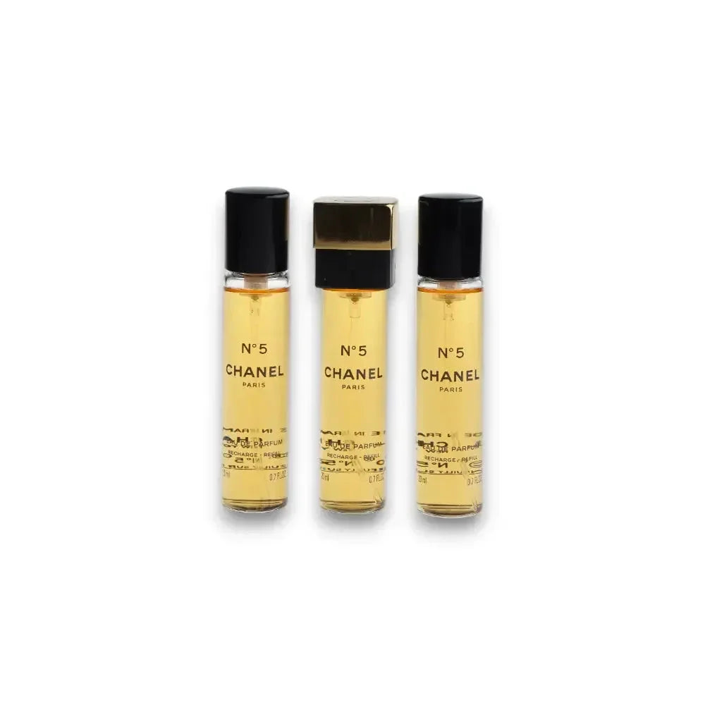 Drei Flakons N°5 Eau de Parfum, luxuriöses Damenparfum, goldgelbe Flüssigkeit, minimalistisch