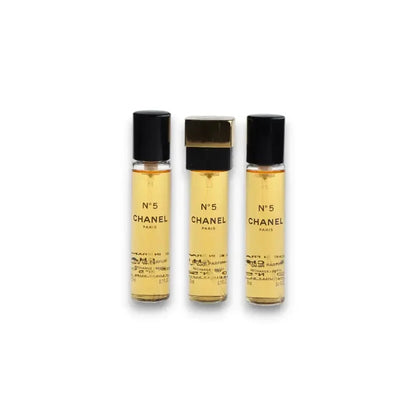 Drei Flakons N°5 Eau de Parfum, luxuriöses Damenparfum, goldgelbe Flüssigkeit, minimalistisch
