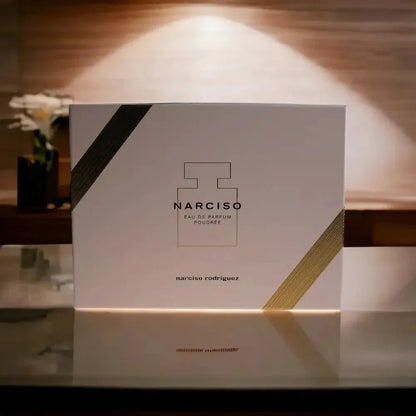 Narciso Poudree Duftset, elegantes Eau de Parfum Geschenkbox auf Tisch, sanfte Beleuchtung