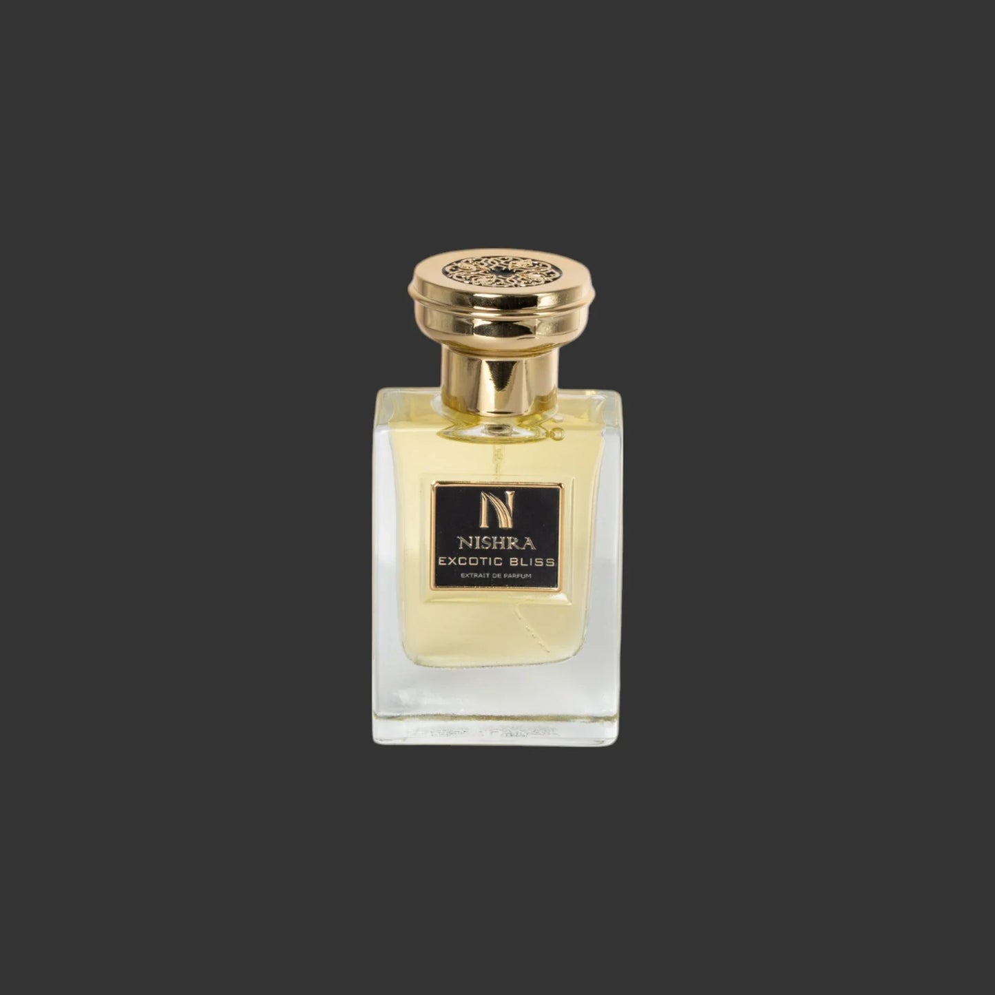 Luxuriöses Parfumflakon mit goldenem Verschluss, Etikett 'Nishra Exotic Bliss', freigestellt