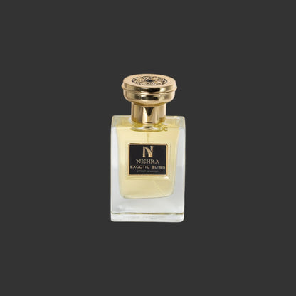 Luxuriöses Parfumflakon mit goldenem Verschluss, Etikett 'Nishra Exotic Bliss', freigestellt