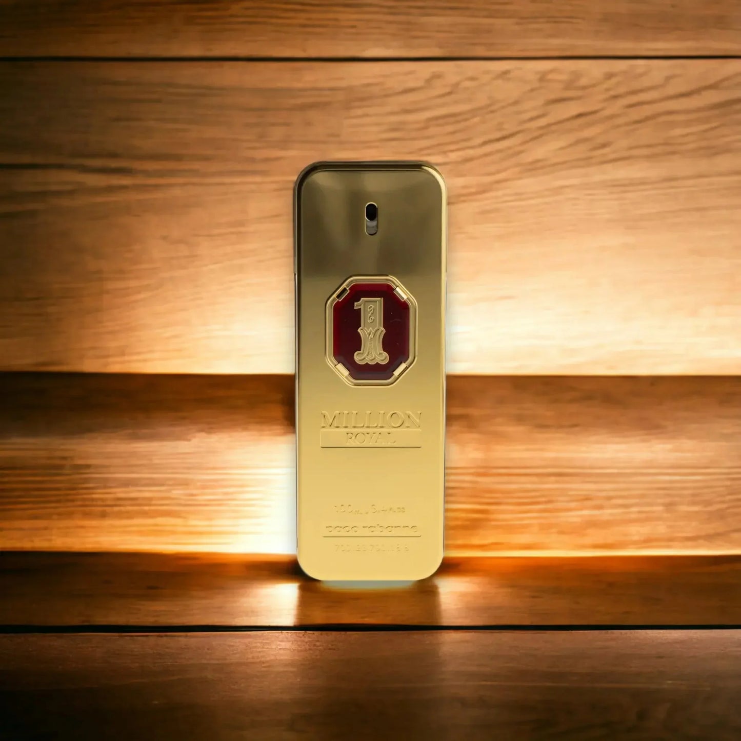 Goldfarbener Flakon von One Million Royal Parfum, stehend auf Holz, luxuriöses Design