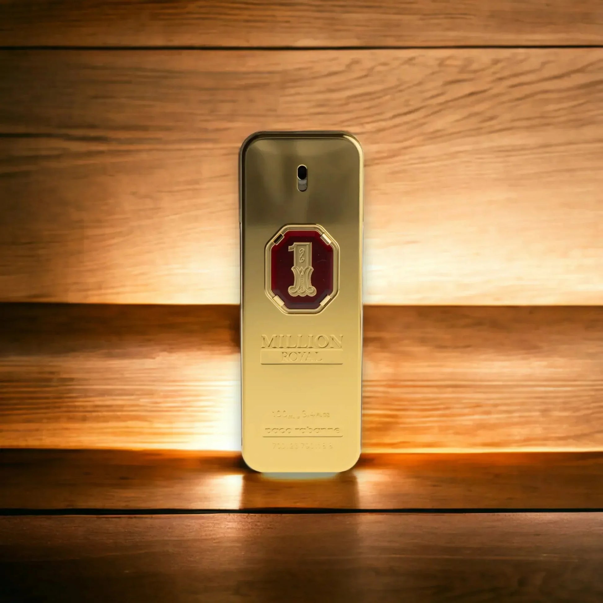 Goldfarbener Flakon von One Million Royal Parfum, stehend auf Holz, luxuriöses Design