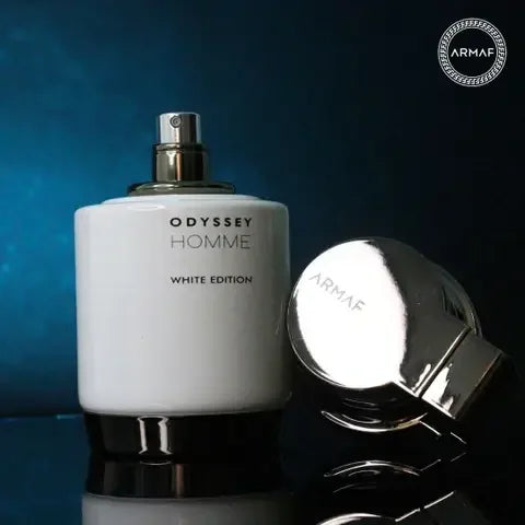 Armaf Odyssey Homme White Edition Parfumflakon vor dunklem Hintergrund