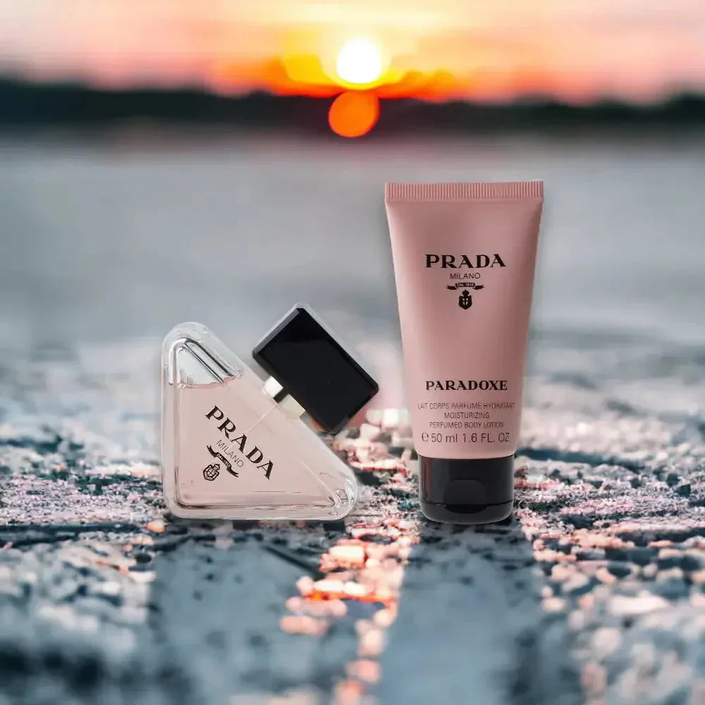 Paradoxe Duftset mit Parfum und Bodylotion vor Sonnenuntergang, luxuriöse Damenparfums