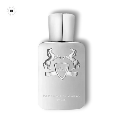 Silberne Parfumflasche mit Pferde-Relief, luxuriöses Herrenparfum, schwarzer Hintergrund
