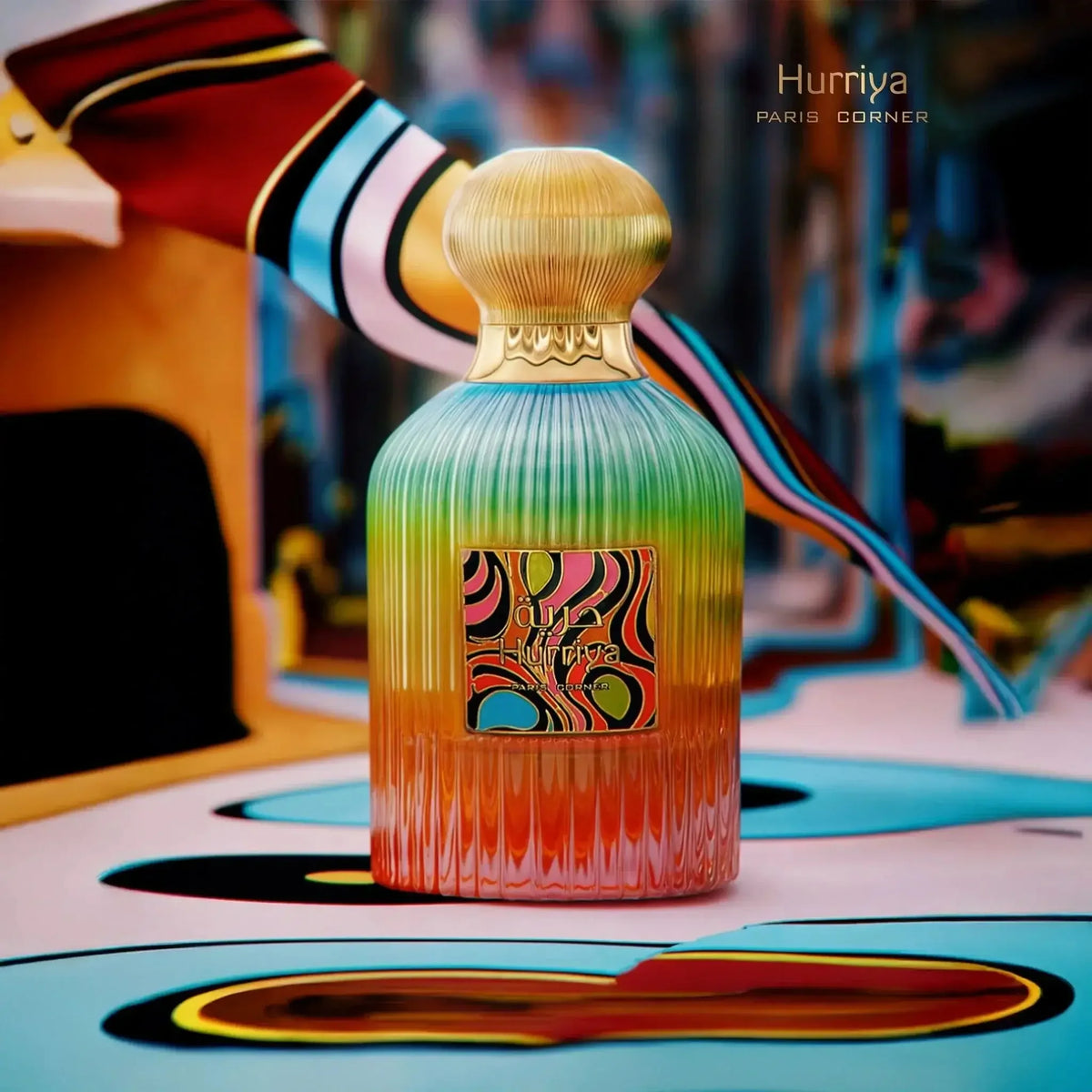 Luxus Eau de Parfum Flakon Hurriya mit buntem Farbverlauf und dekorativem Hintergrund
