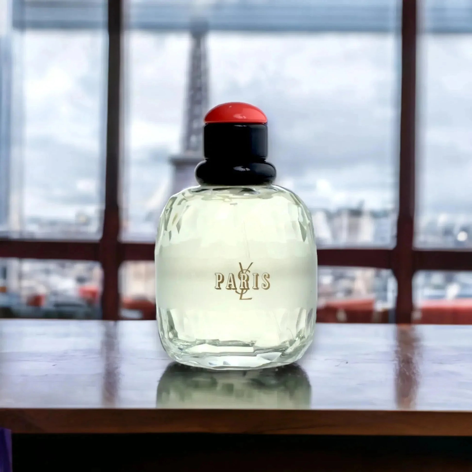 Luxus Damenparfum Paris Eau de Toilette Flakon vor Eiffelturm Fensteransicht