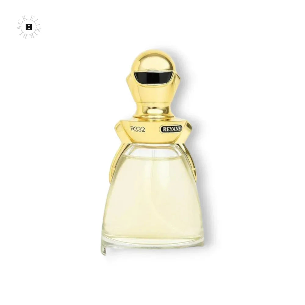 Luxuriöses Damenparfum in goldener, futuristisch geformter Flasche vor weißem Hintergrund