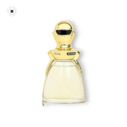 Luxuriöses Damenparfum in goldener, futuristisch geformter Flasche vor weißem Hintergrund