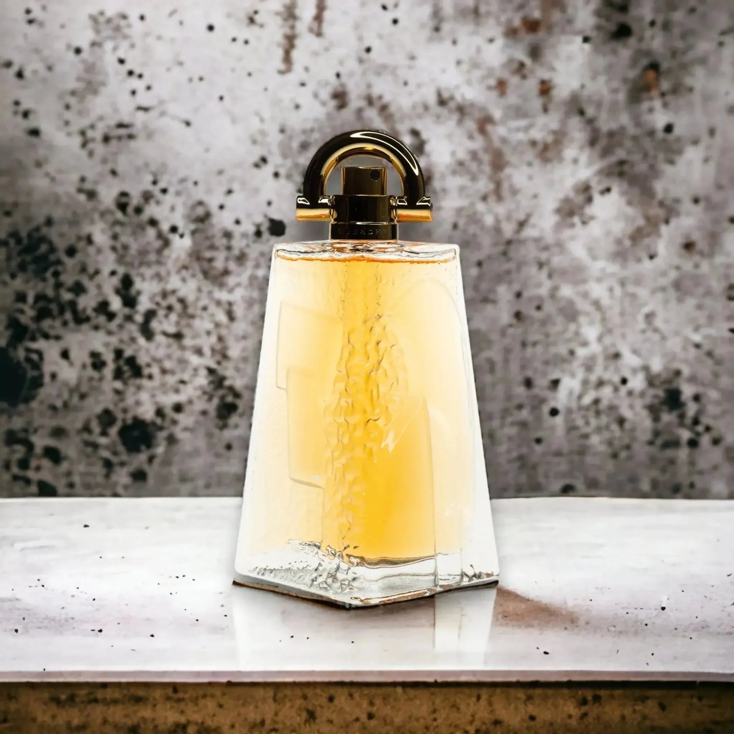Luxuriöses Eau de Toilette in elegantem Glasflakon mit goldfarbenem Verschluss, Nahaufnahme