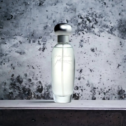 Eleganter Flakon eines Damenparfums mit silbernem Verschluss vor grauem Hintergrund