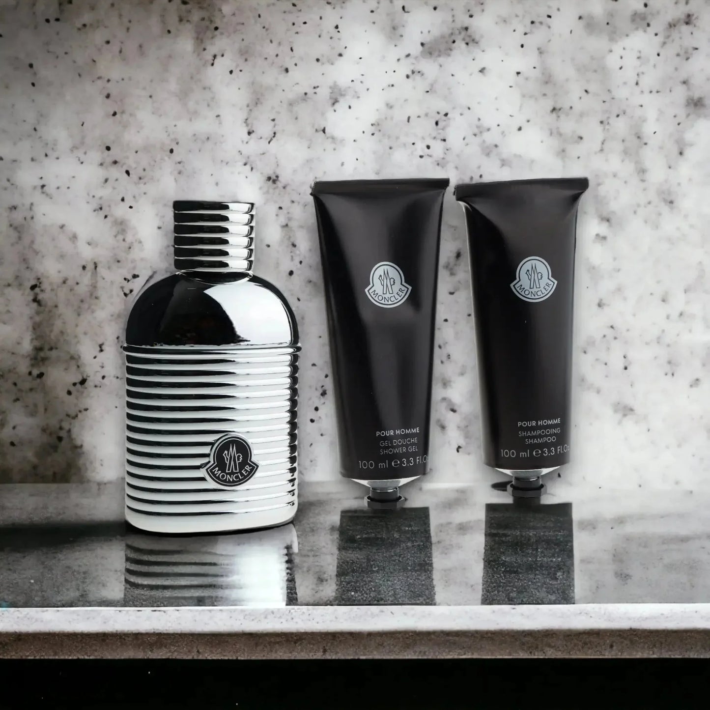 Herren Duftset mit Parfum, Duschgel und Shampoo auf Marmoroberfläche, stilvoll arrangiert.