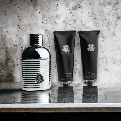 Herren Duftset mit Parfum, Duschgel und Shampoo auf Marmoroberfläche, stilvoll arrangiert.