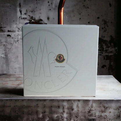 Luxuriöses Duftset für Herren, große weiße Geschenkbox mit geprägtem Logo und 'Pour Homme' Schriftzug.