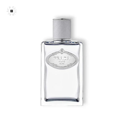 Klarer Parfumflakon mit silbernem Verschluss, elegantes Design, luxuriöses Eau de Parfum
