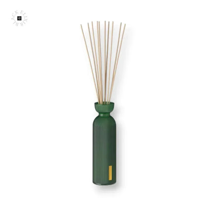 Grüner Aromadiffusor mit mehreren Holzstäbchen, elegantes Design, Duftstäbchen