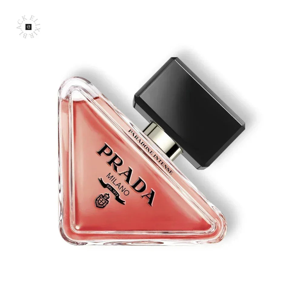 Prada Paradoxe Intense Parfum in dreieckigem, luxuriösem Flakon auf weißem Hintergrund