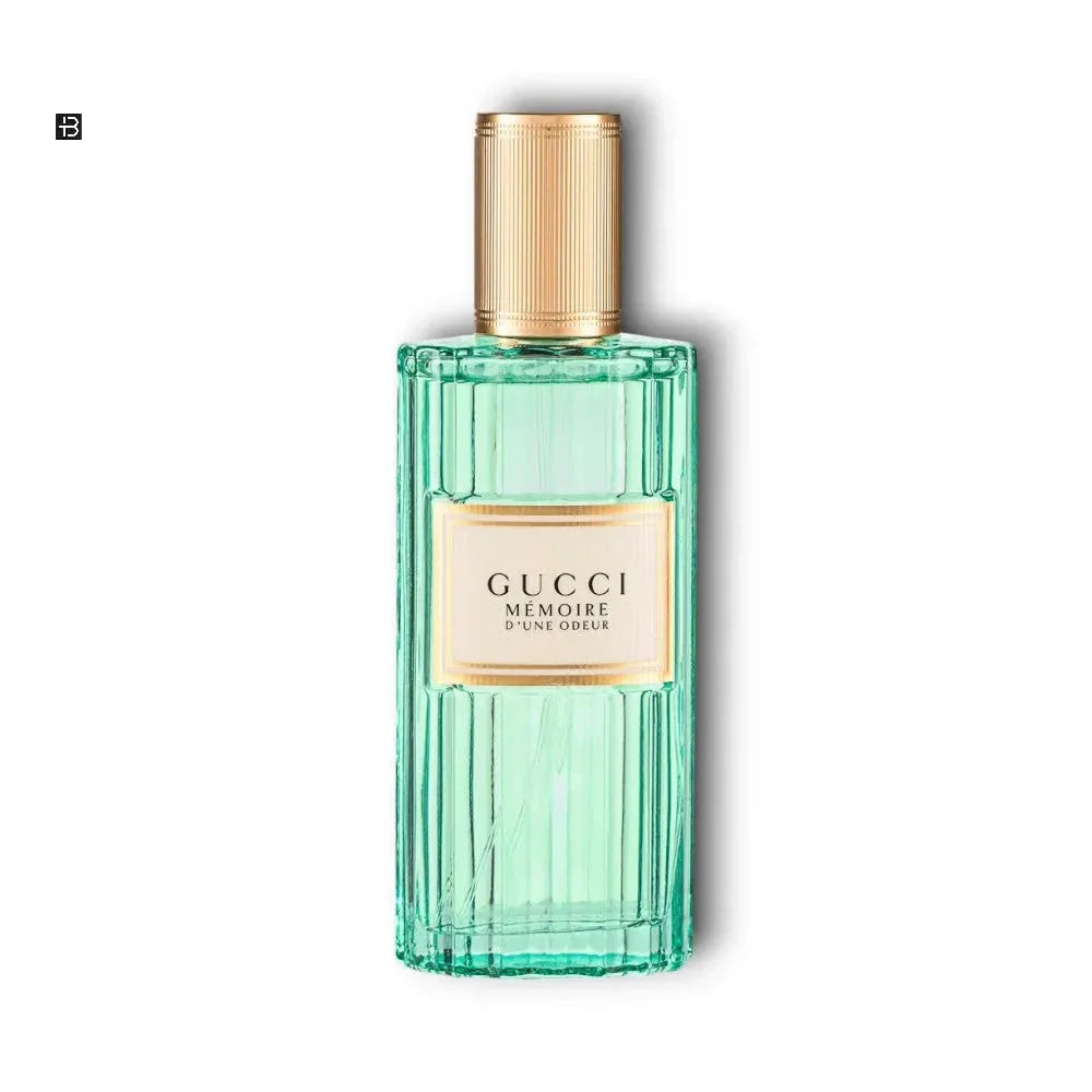 Edles Parfumflakon mit hellgrüner Flüssigkeit und goldener Kappe, Produktetikett sichtbar